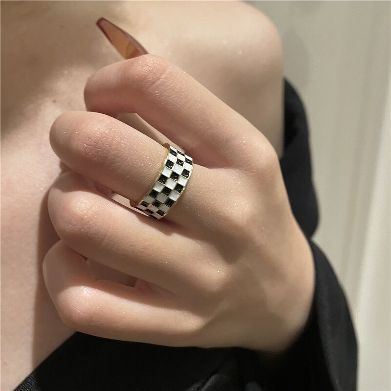 Checkerboard Geometric Ring Alloy Electroplated Black And White Lattice Vintage Stitched Ring For Women Classic Style