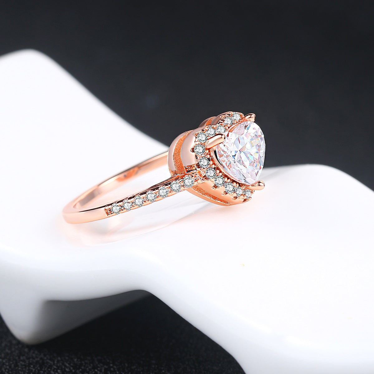 Copper Inlaid Zircon Heart Shaped Wedding Ring for Women Elegant Everyday Jewelry Gift Sparkling Bezel Glow Up