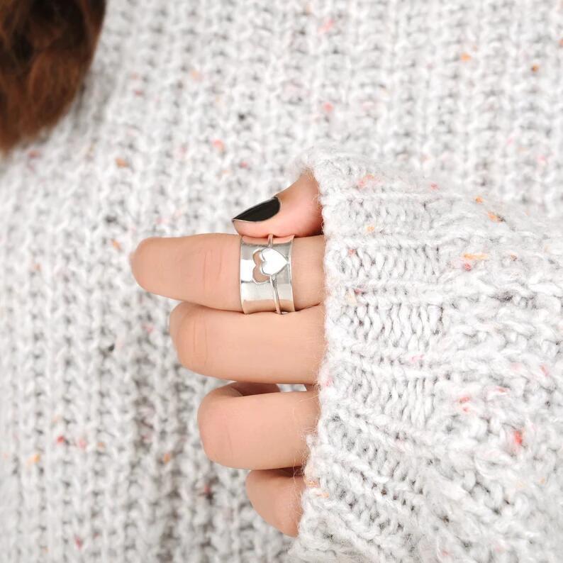 Womens Rotating Heart Ring Fashion Hollow Stitching Peach Heart Metal Ring European American Electroplated Gift