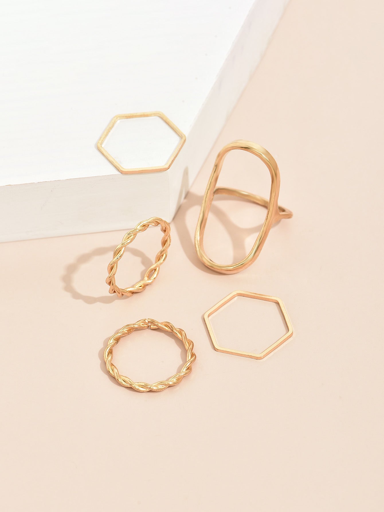 Fashionable Alloy Golden Ring For Women Party Accessory