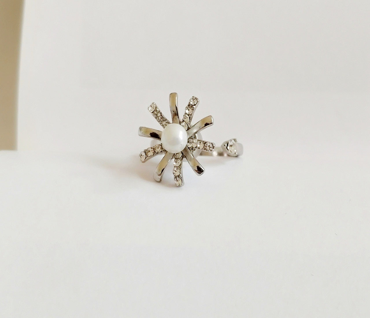 Womens Rotating Flower Ring Alloy Geometric Modern Design Elegant Accessory For Everyday And Special Occasions