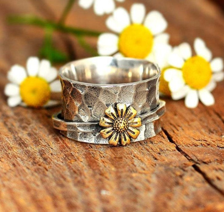 Womens Rotating Daisy Ring Silver Alloy Floral Design Electroplated Finish Adjustable Sizes 7 8 9 10 11 Fashion