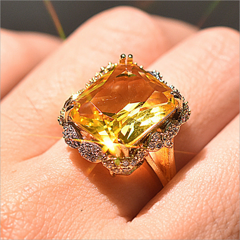 Womens Floral Ring Gold Alloy With Diamond Insert And Encrusted Zircon European American Fashion Gifts For Her