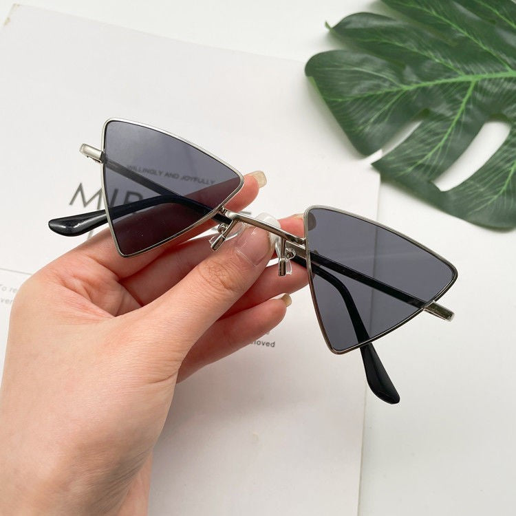 Unisex Retro Triangle Sunglasses Small Frame With PC Lenses For Round Face Vintage Fashion Eyewear Trendy Accessory