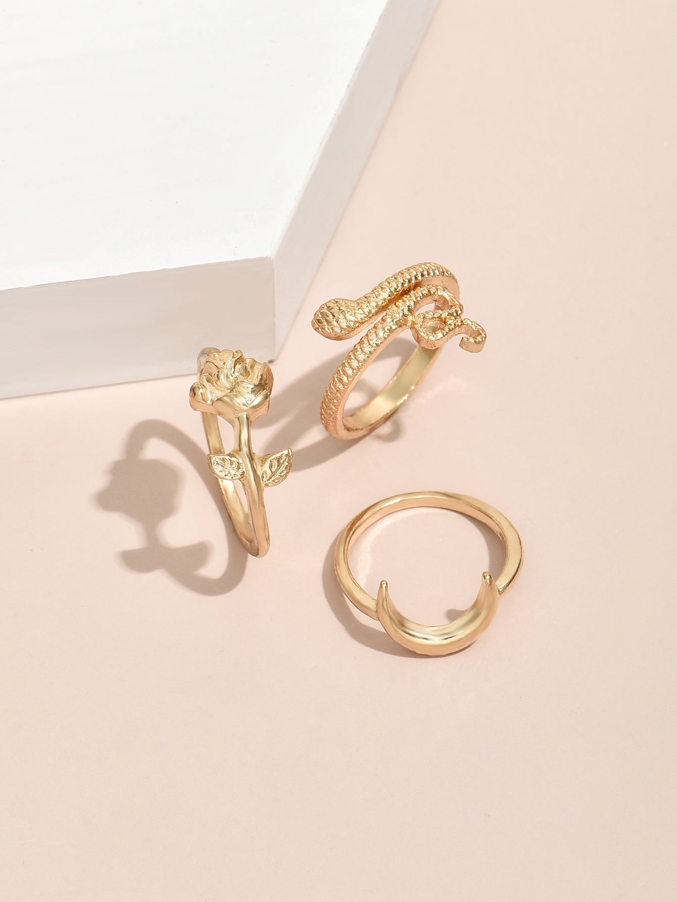 Womens Fashion Ring Trendy Elegant Lightweight Zinc Alloy Jewelry for Everyday Wear Beautiful Design Ring Chic