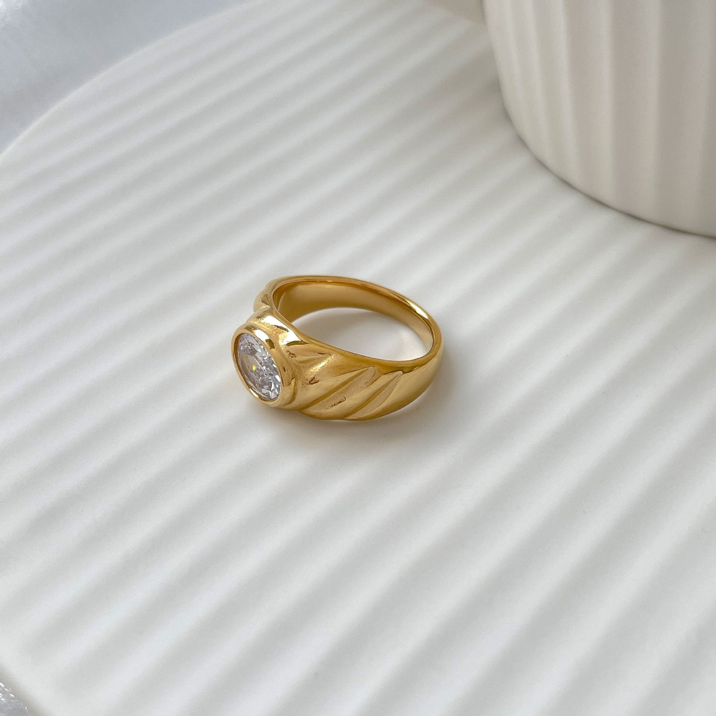 Womens Titanium Steel Ring with Emerald and Garnet Zircon Stone Electroplated Fashion Jewelry Gift for Her Elegant Ring Diamond White Ring Glamorous Black Ring