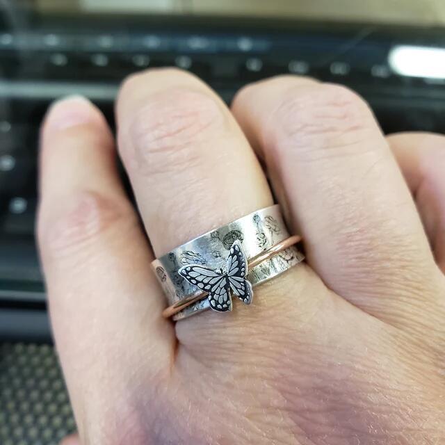 Womens Spinning Butterfly Ring Two Tone Alloy Rotating Band Fidget Jewelry Gift For Her Anxiety Relief Fashion Accessory