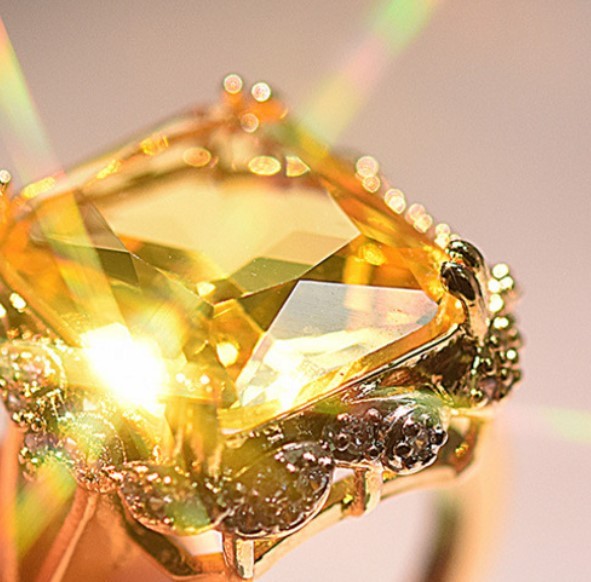 Womens Floral Ring Gold Alloy With Diamond Insert And Encrusted Zircon European American Fashion Gifts For Her