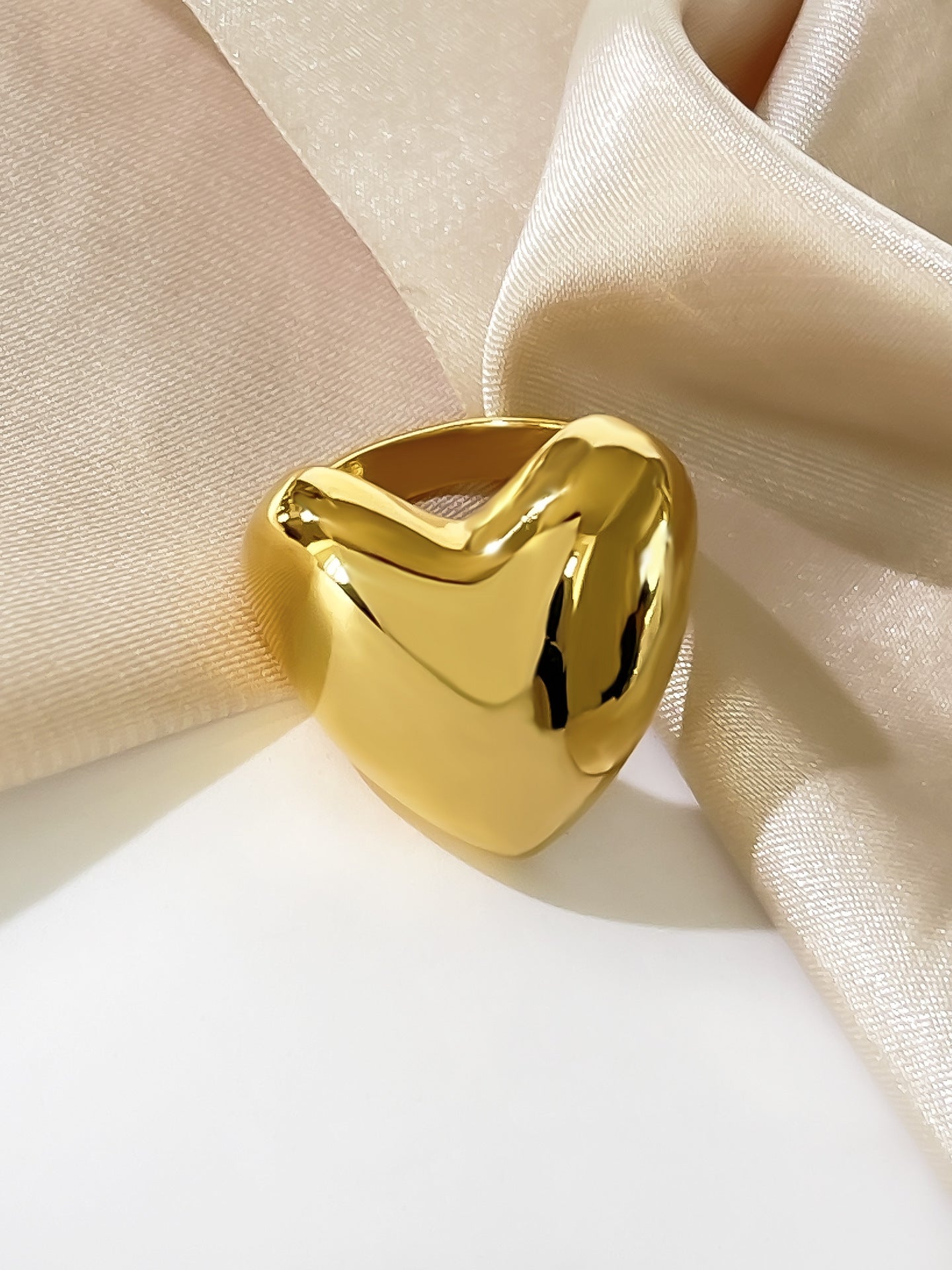Womens Stainless Steel Love Heart Shape Ring 18K Gold Plated Fashion Jewelry Durable Everyday Wear Elegant Minimalist