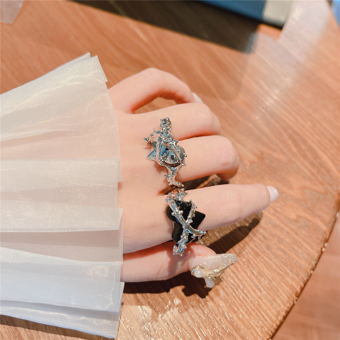 Luxury And Versatile Personality Black Hollow Love Ring