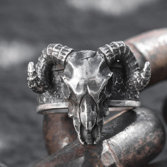 Unisex Skull Ring With Horns Adjustable Alloy Electroplated Finish Vintage Retro Look Ox Horn Punk Devil Ring Retro