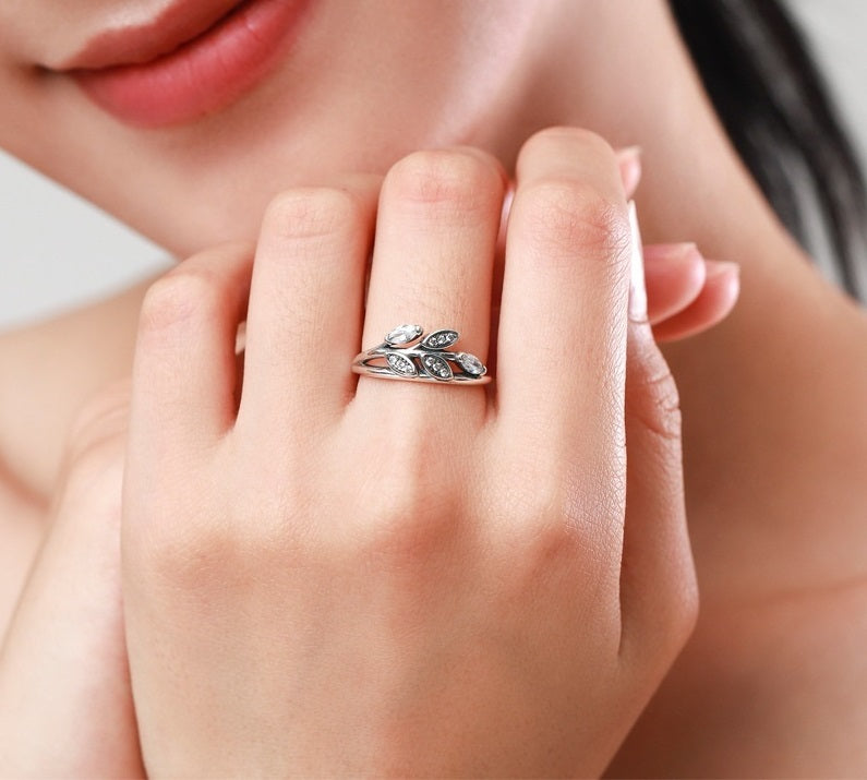 Silver Leaf Ring With Zircon Accent Vintage Fashion Statement Jewelry For Women Elegant Everyday Sparkle Daily