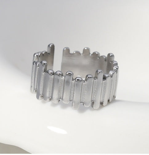 Stainless Steel Leaf Ring Electroplated Delicate Design Jewelry For Women Elegant Anniversary Band Subtle Glow