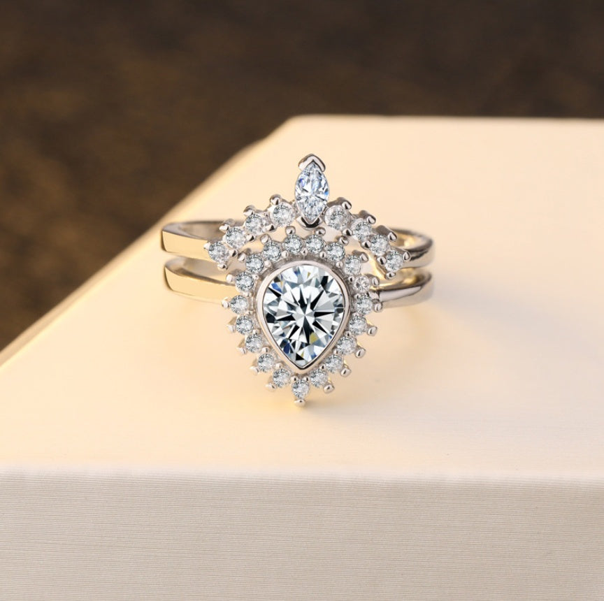 Pear Shape Simulated Diamond Ring With Crown Design European Style Engagement Jewelry Luxurious Gleaming Jewel