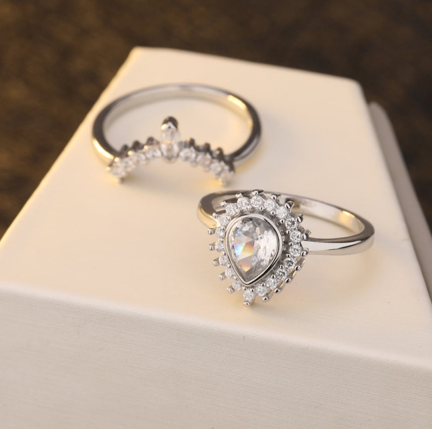Pear Shape Simulated Diamond Ring With Crown Design European Style Engagement Jewelry Luxurious Gleaming Jewel