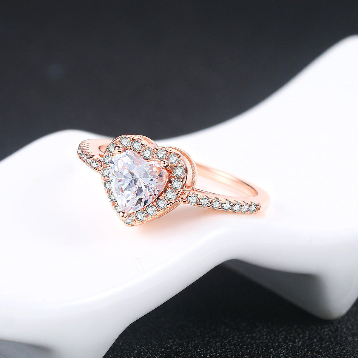 Copper Inlaid Zircon Heart Shaped Wedding Ring for Women Elegant Everyday Jewelry Gift Sparkling Bezel Glow Up