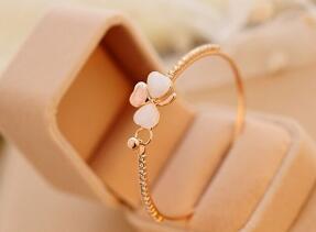 Clover Bracelet With Cats Eye Diamond Alloy Flower Design Jewelry For Everyday Wear Stylish Gift Accessory For Ladies