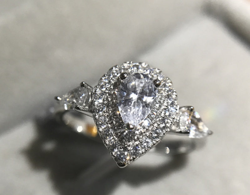 Gold Plated Drop Shaped Micro Inlaid Artificial Diamond Ring Women Elegant Fashion Jewelry Statement Accessory