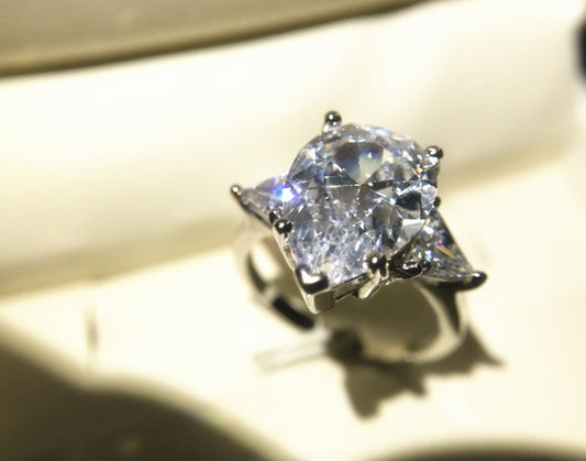 Large Carat Diamond Ring For Women Inlaid Drop Shaped Stone Zircon Exaggerated Triangle Design Gold Plated Copper