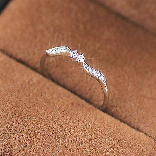 Women's Trendy Crystal Ring Engagement Ring with Claw Design Fashionable Round Ring Zinc Alloy Ring for Women and Girls Hot Sale Rings