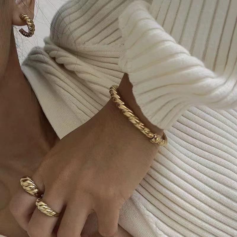 Women Real Gold Plated Copper Ring Thread Twist European Geometric Design Jewelry Individually Packaged Trendy