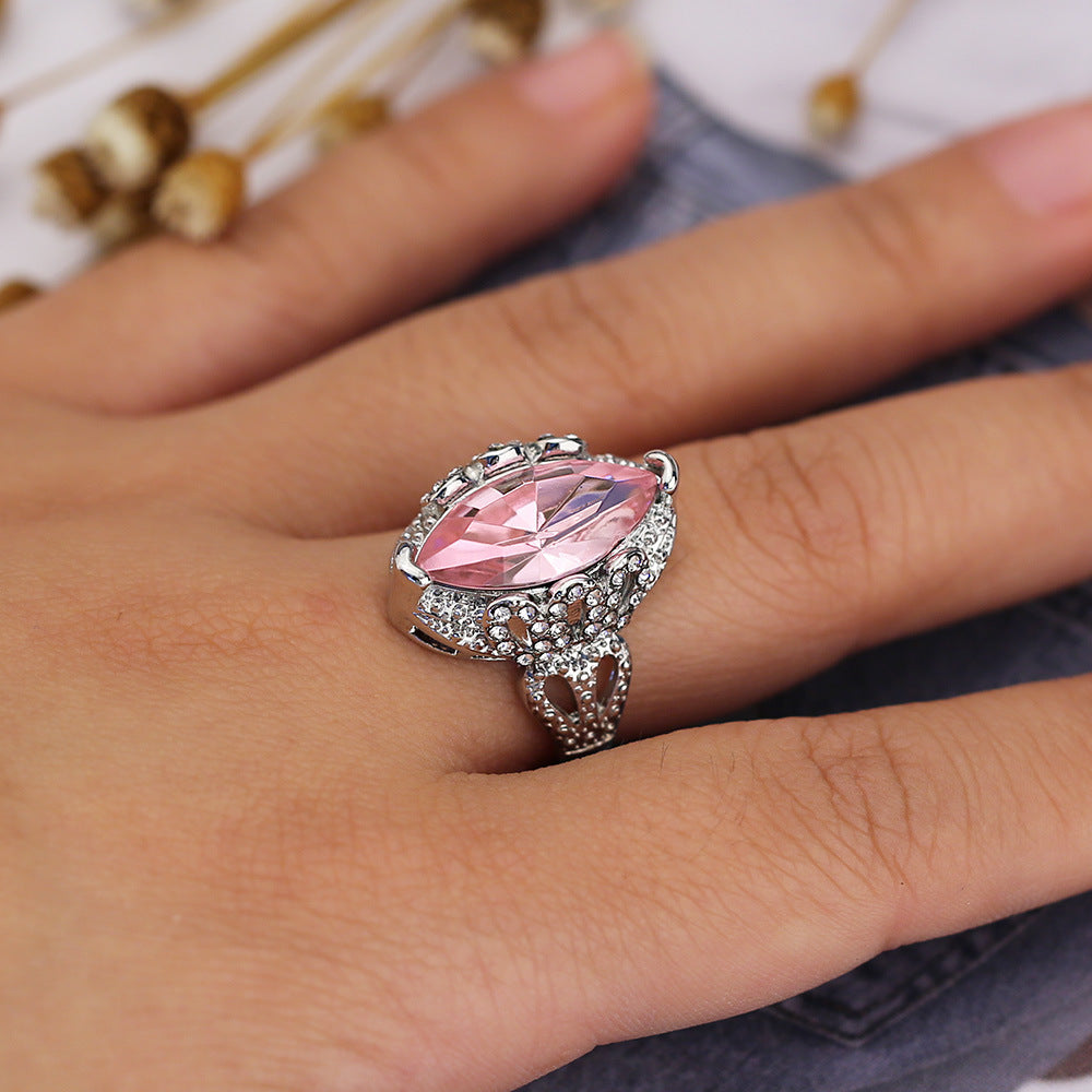 Unisex Alloy Ring Vintage Diamond Hollow Design Elegant Floral Motif Jewelry Band Ring for Women Floral Design