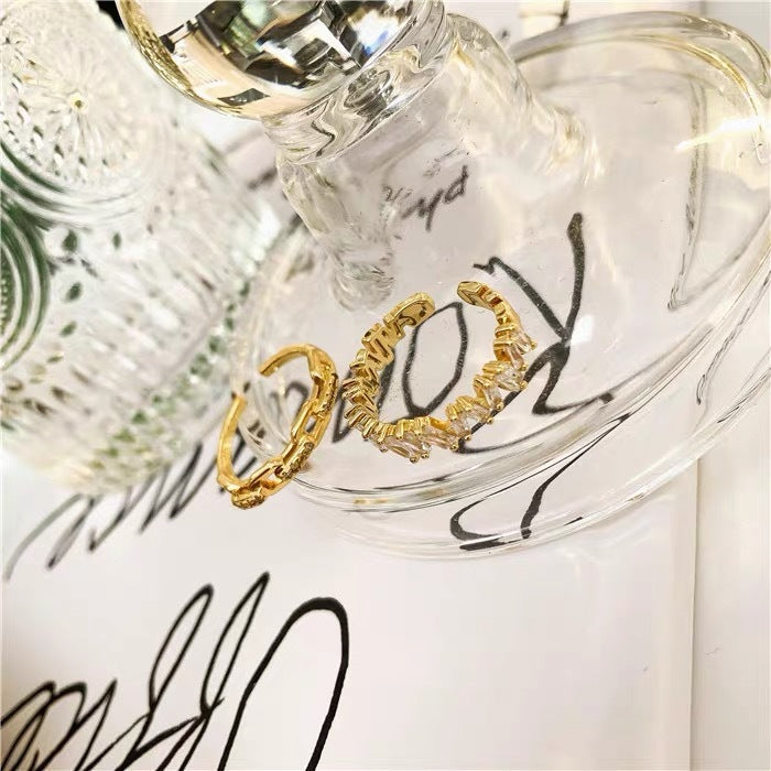 Womens 18K Gold Plated Zircon Ring Fashion Jewelry Unique Design Light Luxury Statement Accessory Elegant Sparkle