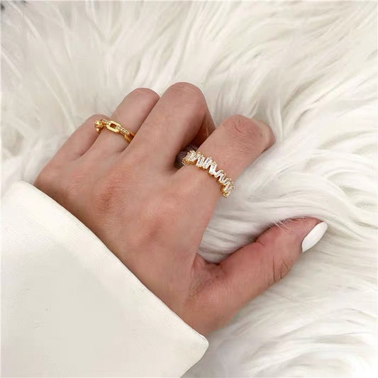 Womens 18K Gold Plated Zircon Ring Fashion Jewelry Unique Design Light Luxury Statement Accessory Elegant Sparkle