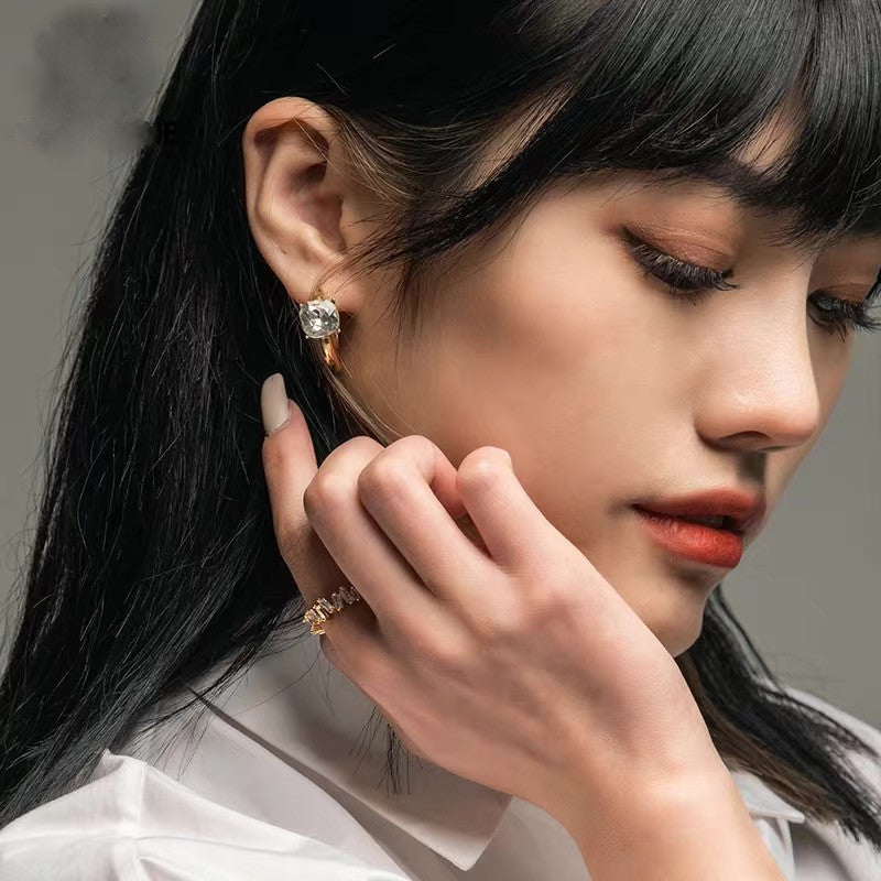 Womens 18K Gold Plated Zircon Ring Fashion Jewelry Unique Design Light Luxury Statement Accessory Elegant Sparkle