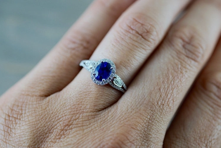 Gold Plated Alloy Ring With Artificial Sapphire Gemstones Inlaid Elegant Fashion Jewelry For Women For Sparkle