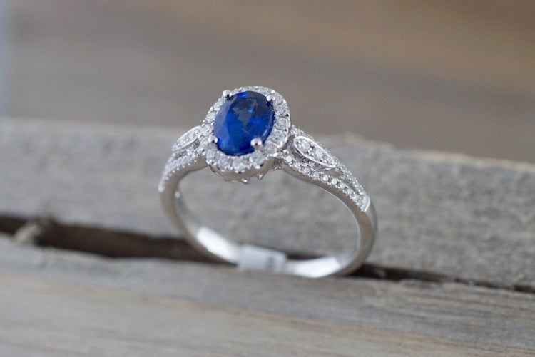 Gold Plated Alloy Ring With Artificial Sapphire Gemstones Inlaid Elegant Fashion Jewelry For Women For Sparkle