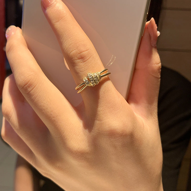 Niche Design Fashion Ring For Women High End Style Alloy Gold Plated Mosaic Gemstone Index Ring Statement Jewelry