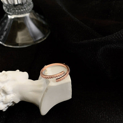 Niche Design Fashion Ring For Women High End Style Alloy Gold Plated Mosaic Gemstone Index Ring Statement Jewelry