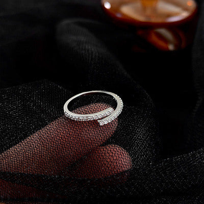 Niche Design Fashion Ring For Women High End Style Alloy Gold Plated Mosaic Gemstone Index Ring Statement Jewelry