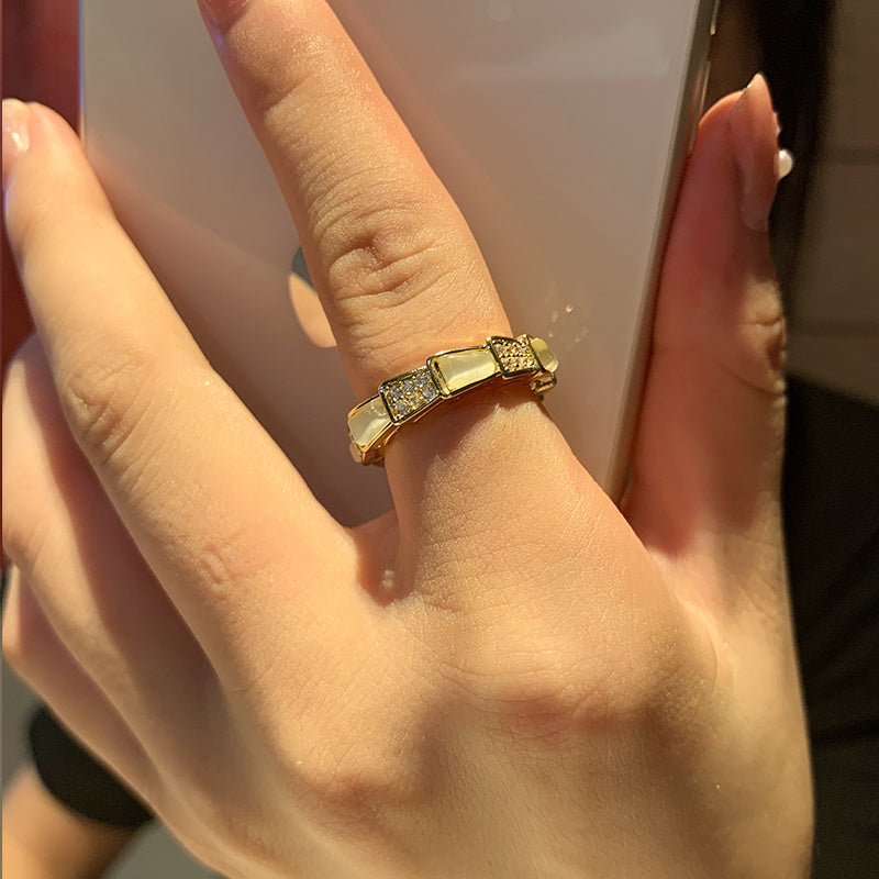 Niche Design Fashion Ring For Women High End Style Alloy Gold Plated Mosaic Gemstone Index Ring Statement Jewelry