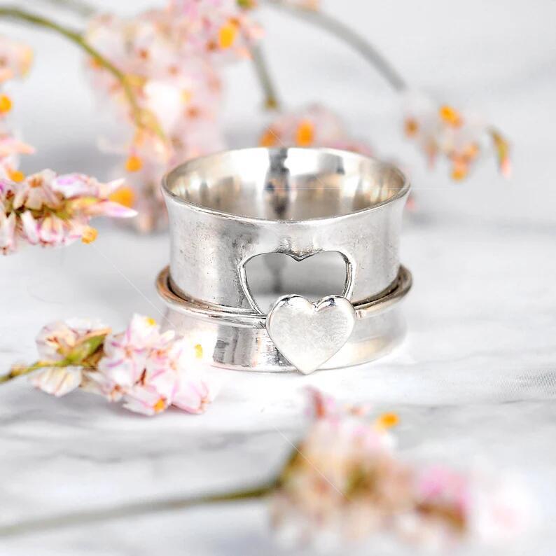 Womens Rotating Heart Ring Fashion Hollow Stitching Peach Heart Metal Ring European American Electroplated Gift