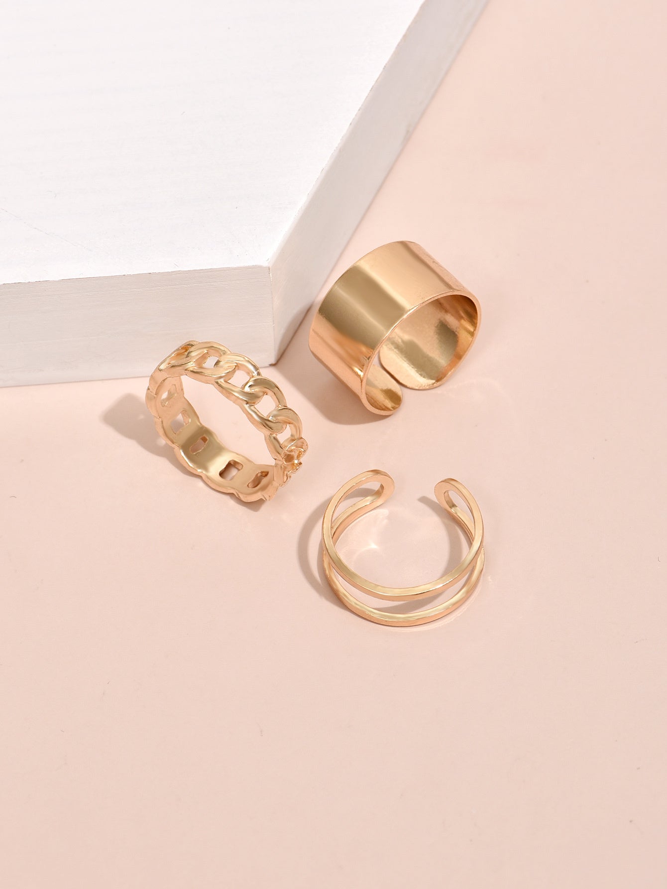 Women Ring Style Jewel Golden Ring Zinc Alloy Elegant Design Beautiful Appearance Gleaming Surface Comfort Fit