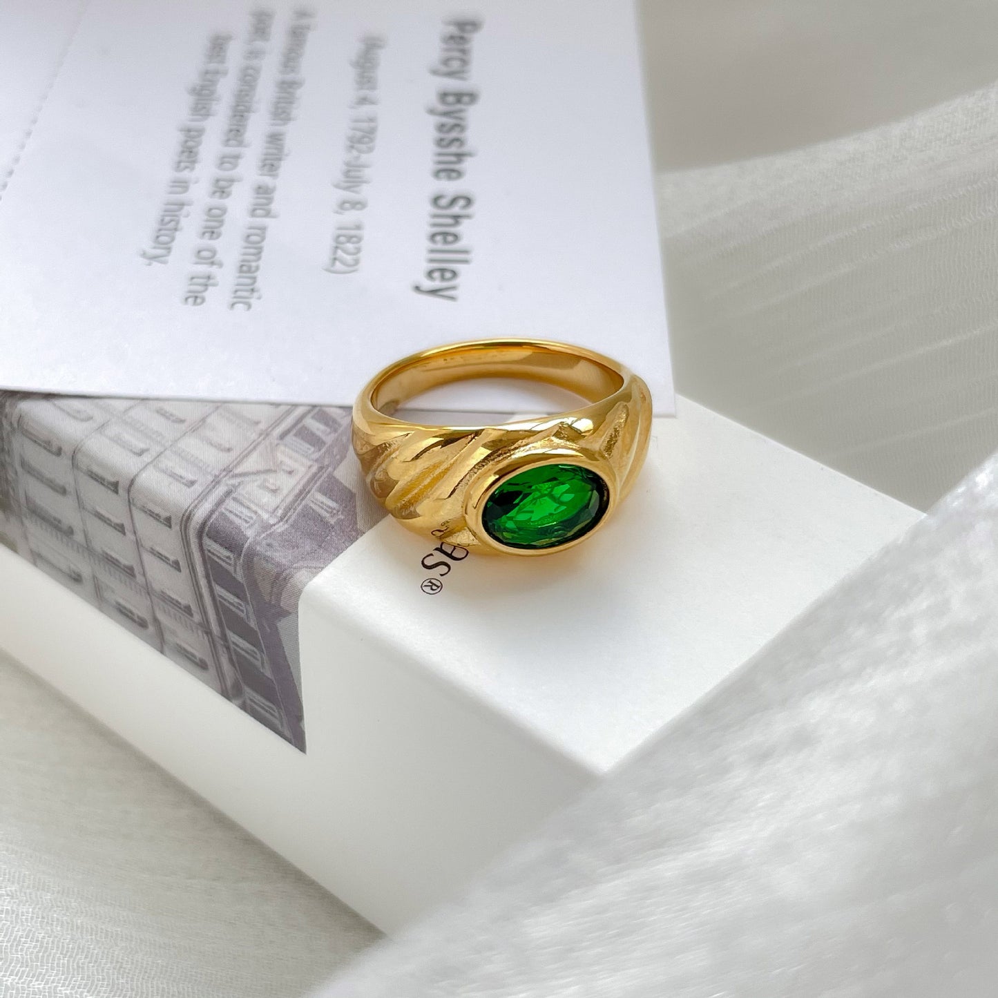 Womens Titanium Steel Ring with Emerald and Garnet Zircon Stone Electroplated Fashion Jewelry Gift for Her Elegant Ring Diamond White Ring Glamorous Black Ring