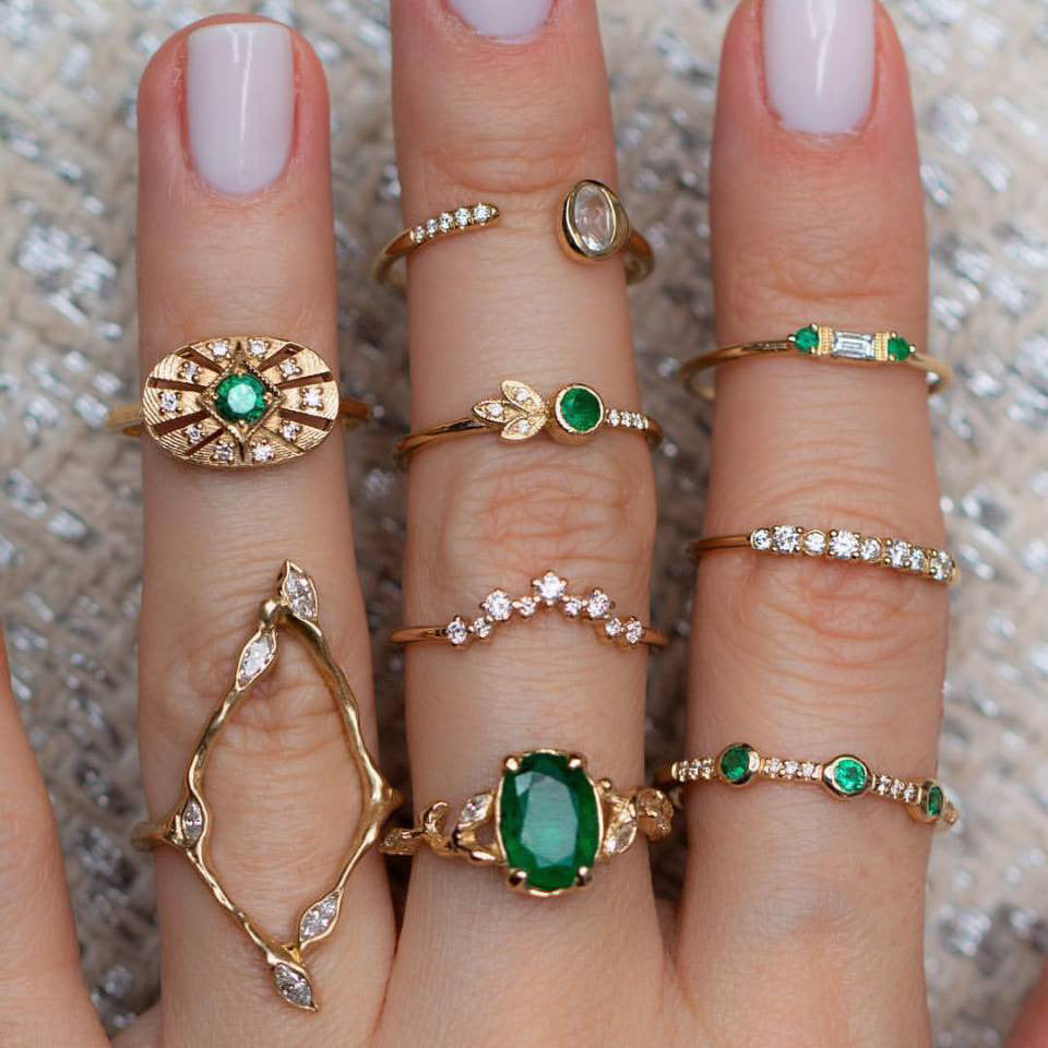 Women's Alloy Ring with Emeralds and Diamonds Gold-Plated Inlaid Gems Europe and America Electroplating Fashion Jewelry for Her