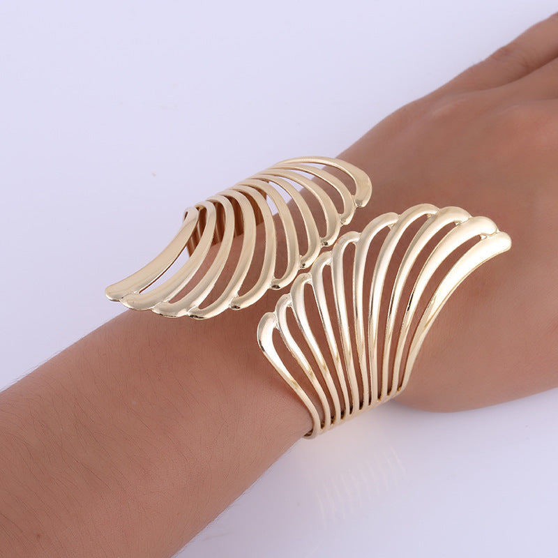 Unisex Metal Bracelet Feather Texture Geometric Design Electroplated Jewelry For Men And Women European Design