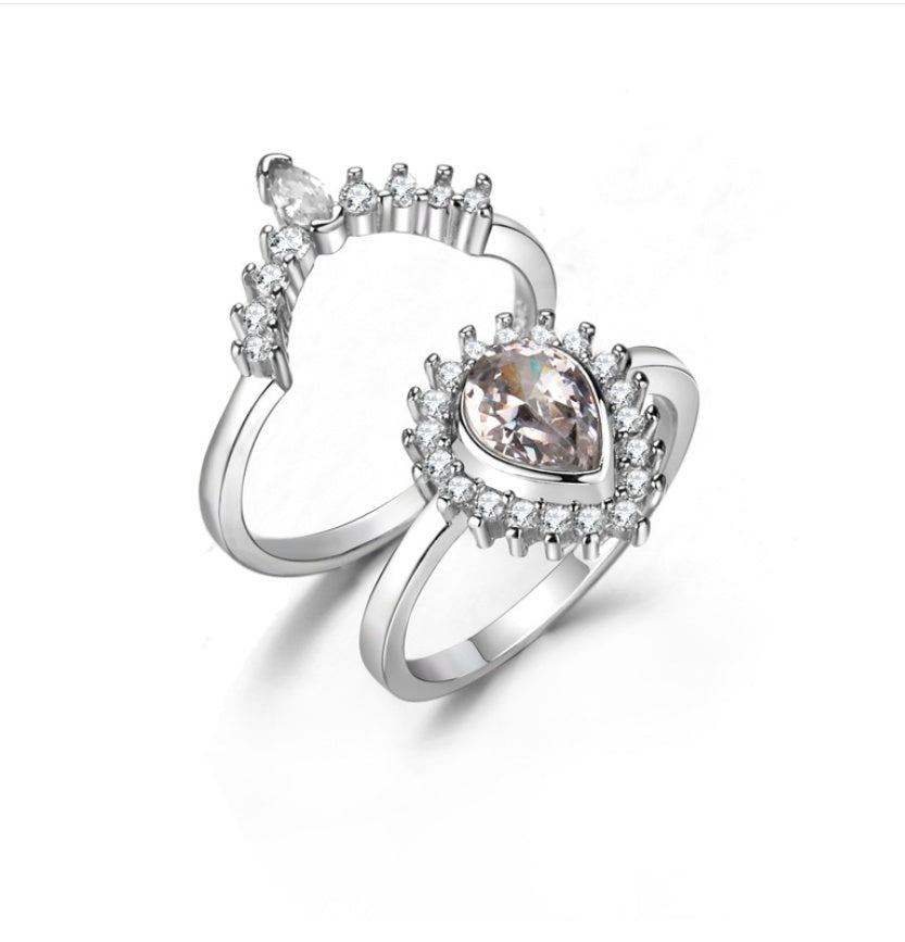 Pear Shape Simulated Diamond Ring With Crown Design European Style Engagement Jewelry Luxurious Gleaming Jewel