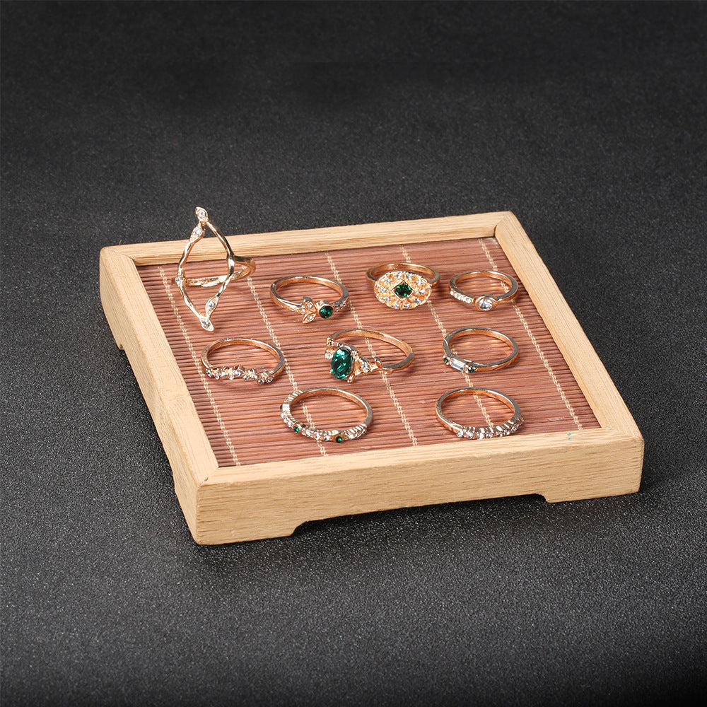 Women's Alloy Ring with Emeralds and Diamonds Gold-Plated Inlaid Gems Europe and America Electroplating Fashion Jewelry for Her