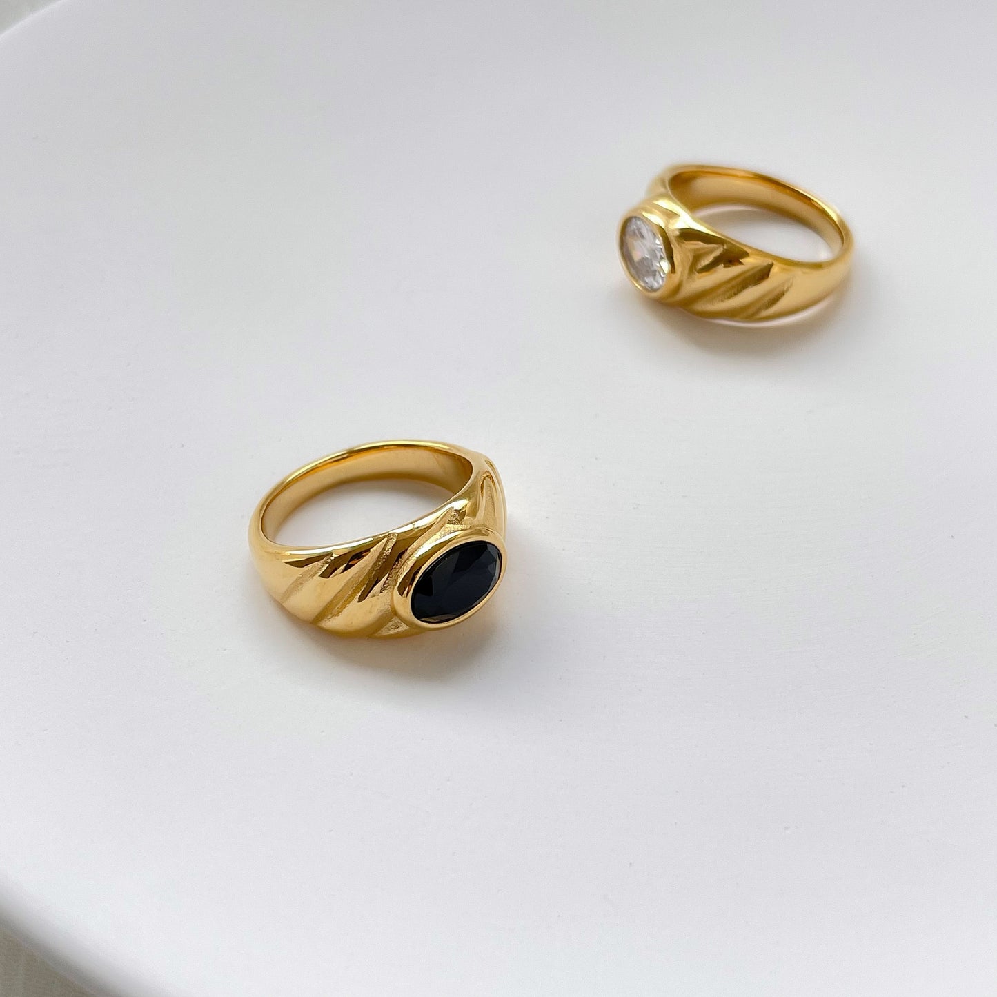 Womens Titanium Steel Ring with Emerald and Garnet Zircon Stone Electroplated Fashion Jewelry Gift for Her Elegant Ring Diamond White Ring Glamorous Black Ring