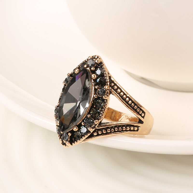 Vintage Metal Alloy Ring With Crystal Inlay Gemstone Electroplated European American Fashion Elegant Design Art