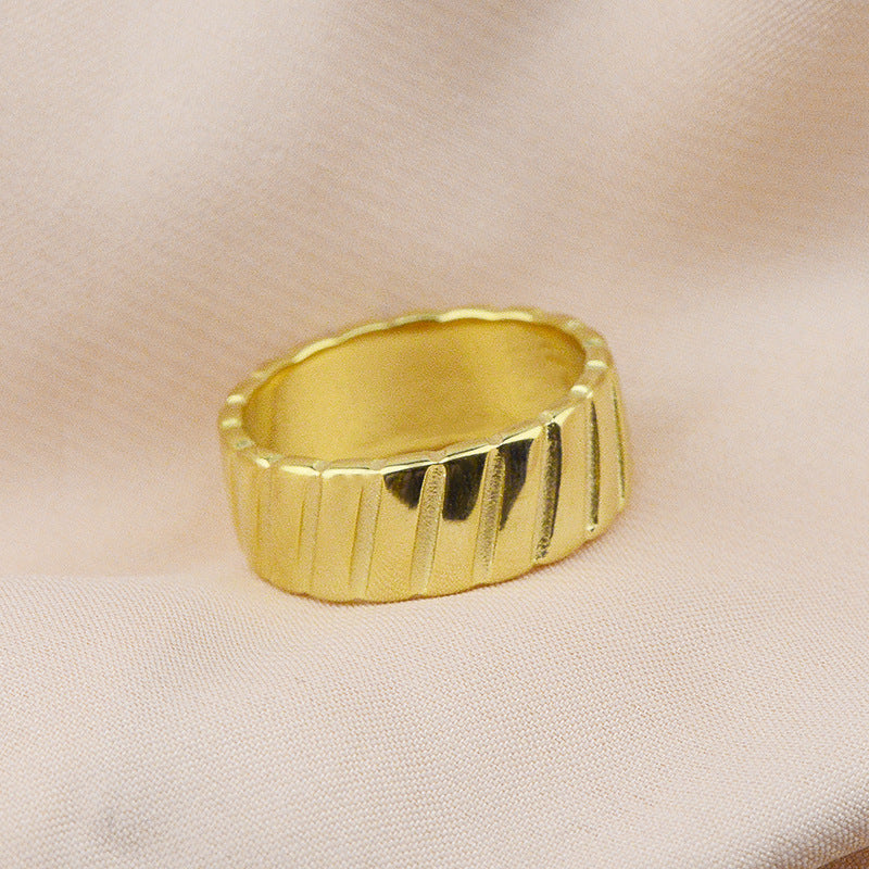 Popular Titanium Steel Electroplated 18k Gold Pattern Ring Must Have Fashion Women Beautiful Appearance Circle Plain