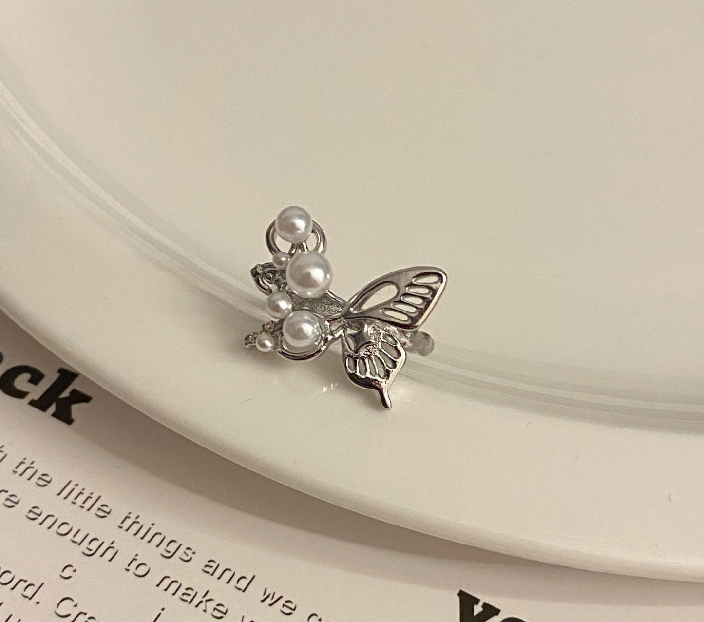 Womens Butterfly Pearl Ring Adjustable Hollow Three Dimensional Alloy Metal Jewelry Gift Elegant Fashion Accessory