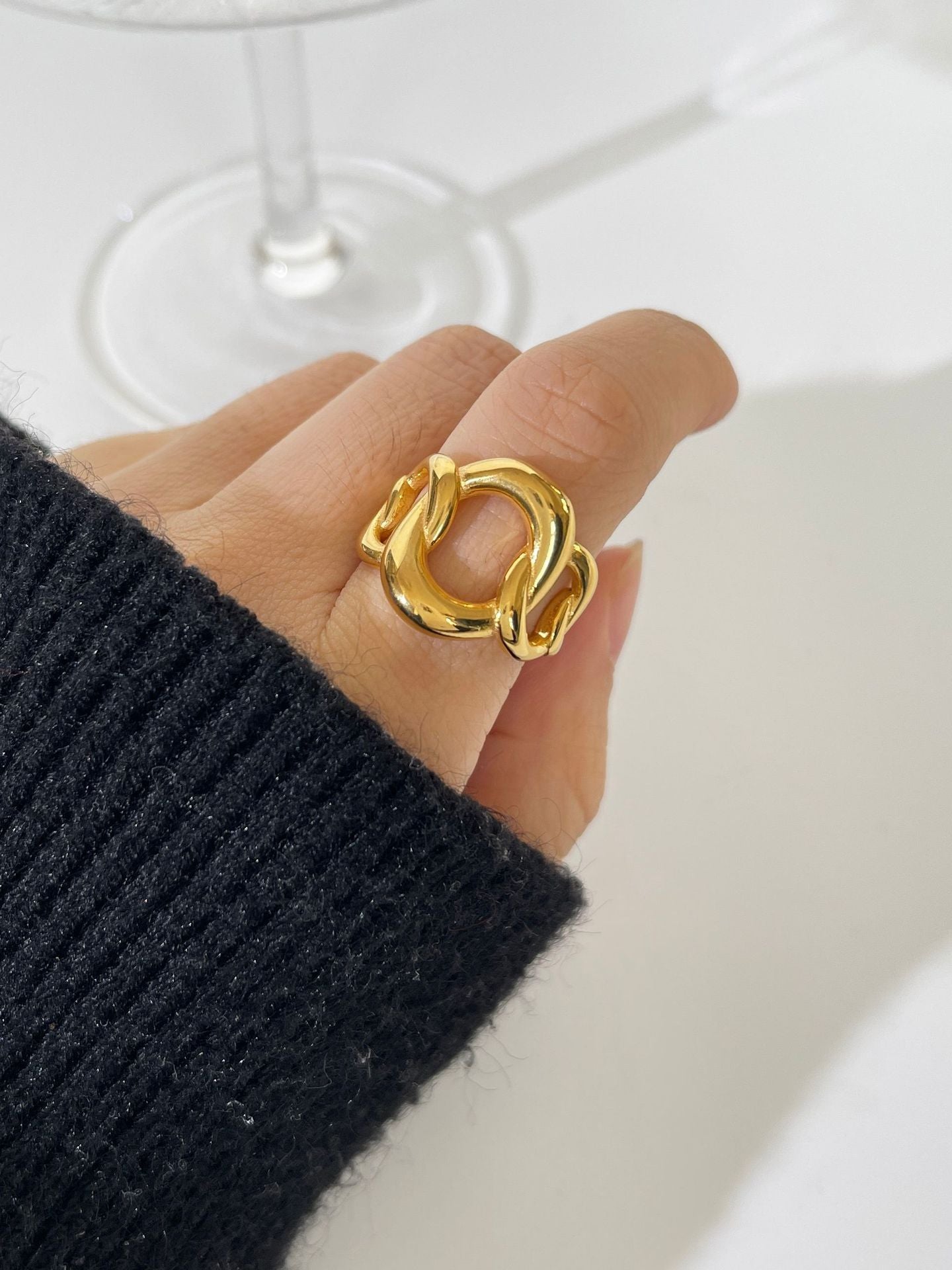 Titanium Steel Thick Chain Hollow Retro Gold Ring Electroplated Women Circle Design Size 6 7 8 Fashion Jewelry