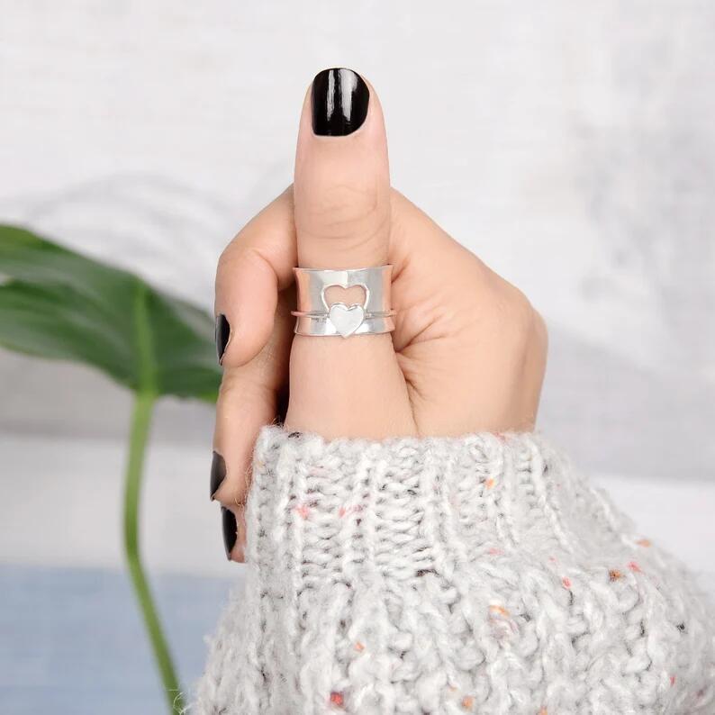 Womens Rotating Heart Ring Fashion Hollow Stitching Peach Heart Metal Ring European American Electroplated Gift