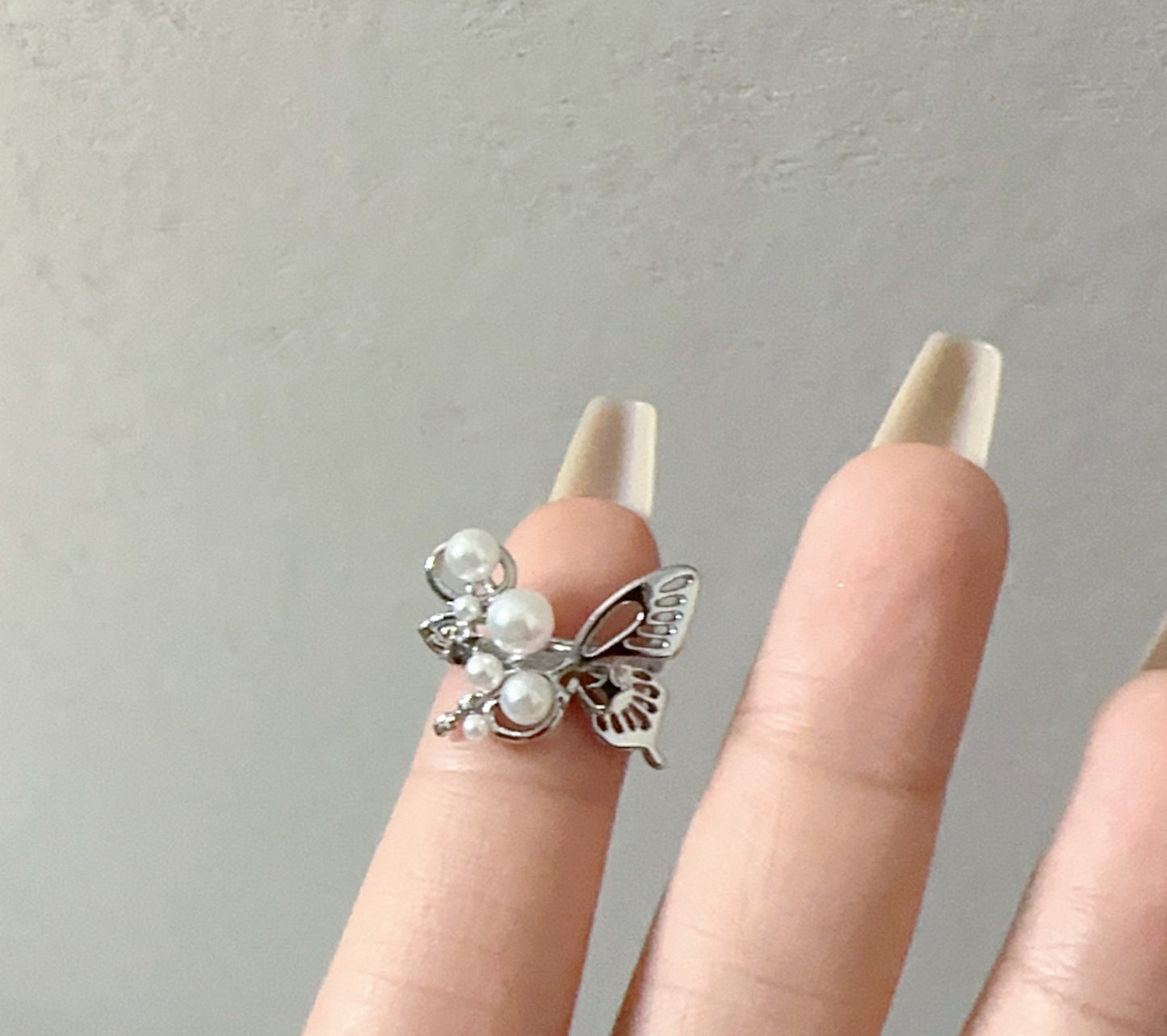 Womens Butterfly Pearl Ring Adjustable Hollow Three Dimensional Alloy Metal Jewelry Gift Elegant Fashion Accessory