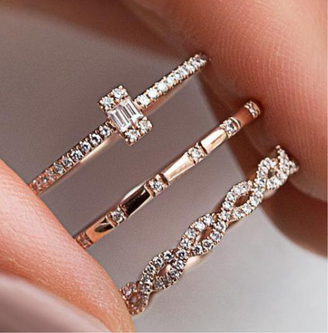 Womens Zircon Ring Diamond Inlaid Fashion Ring Elegant Cocktail Ring Sparkling Crystal Jewelry Occasions Gleam